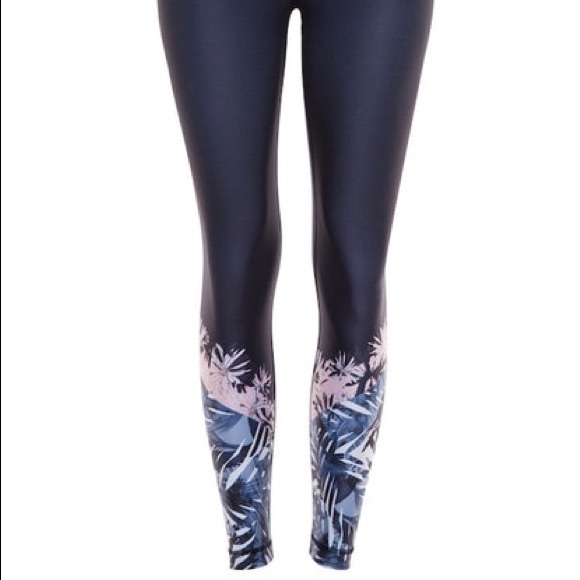 Tone It Up X Bandier Island Dip High Waist Legging Navy/Punk Size L. - Picture 2 of 8